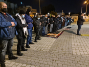 فيديو: صلاة عشاء ووقفة احتجاجية أمام محطة الشرطة بيافا